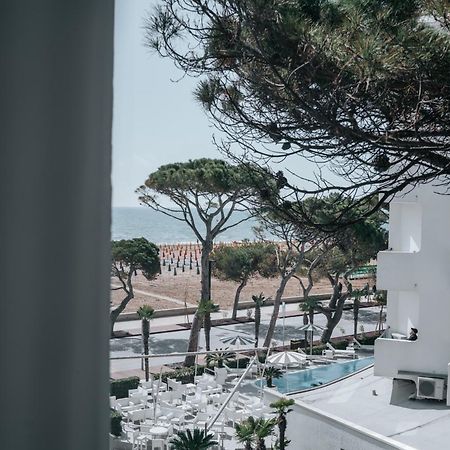 Hotel Luna Centrale Lignano Sabbiadoro Exterior photo