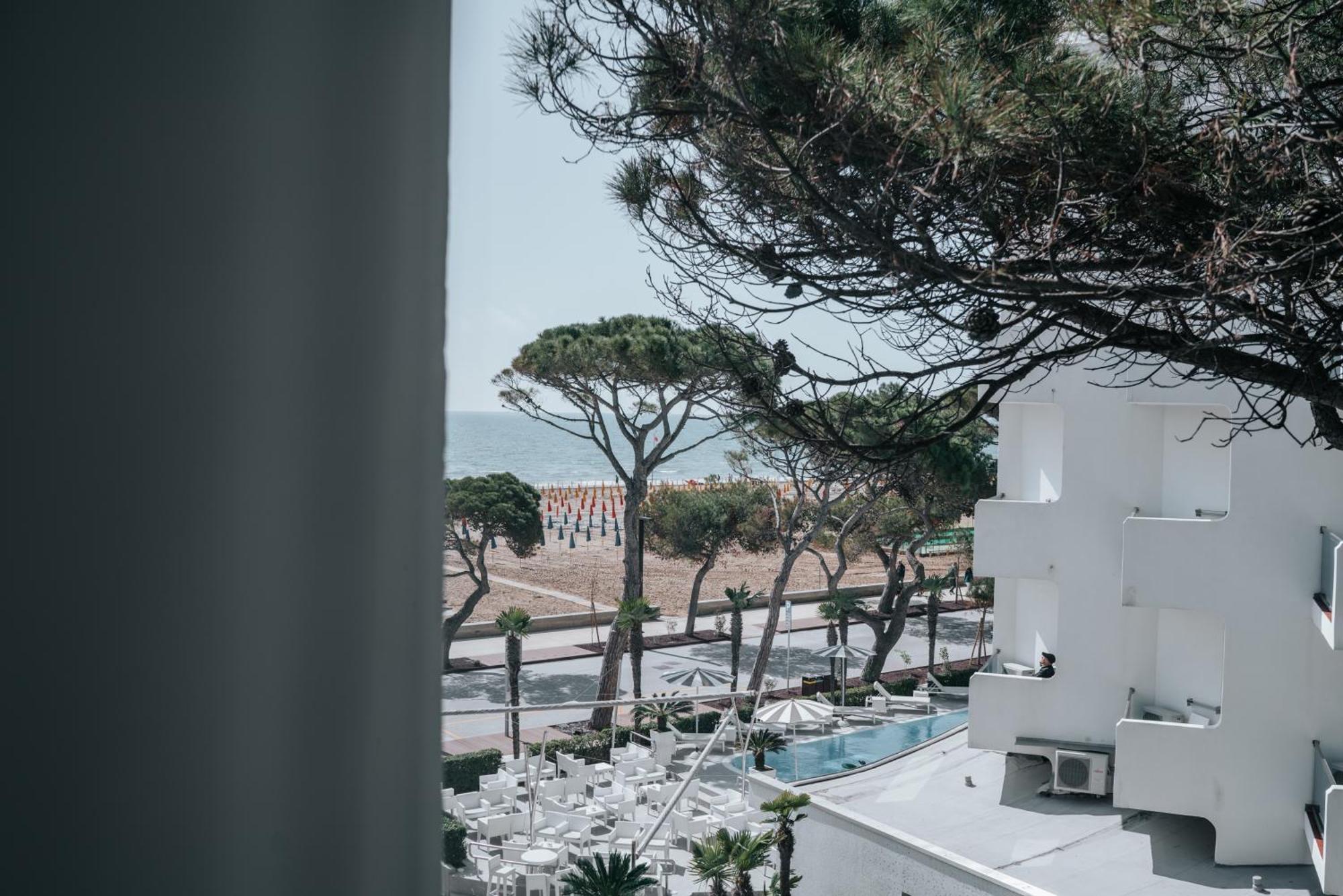 Hotel Luna Centrale Lignano Sabbiadoro Exterior photo