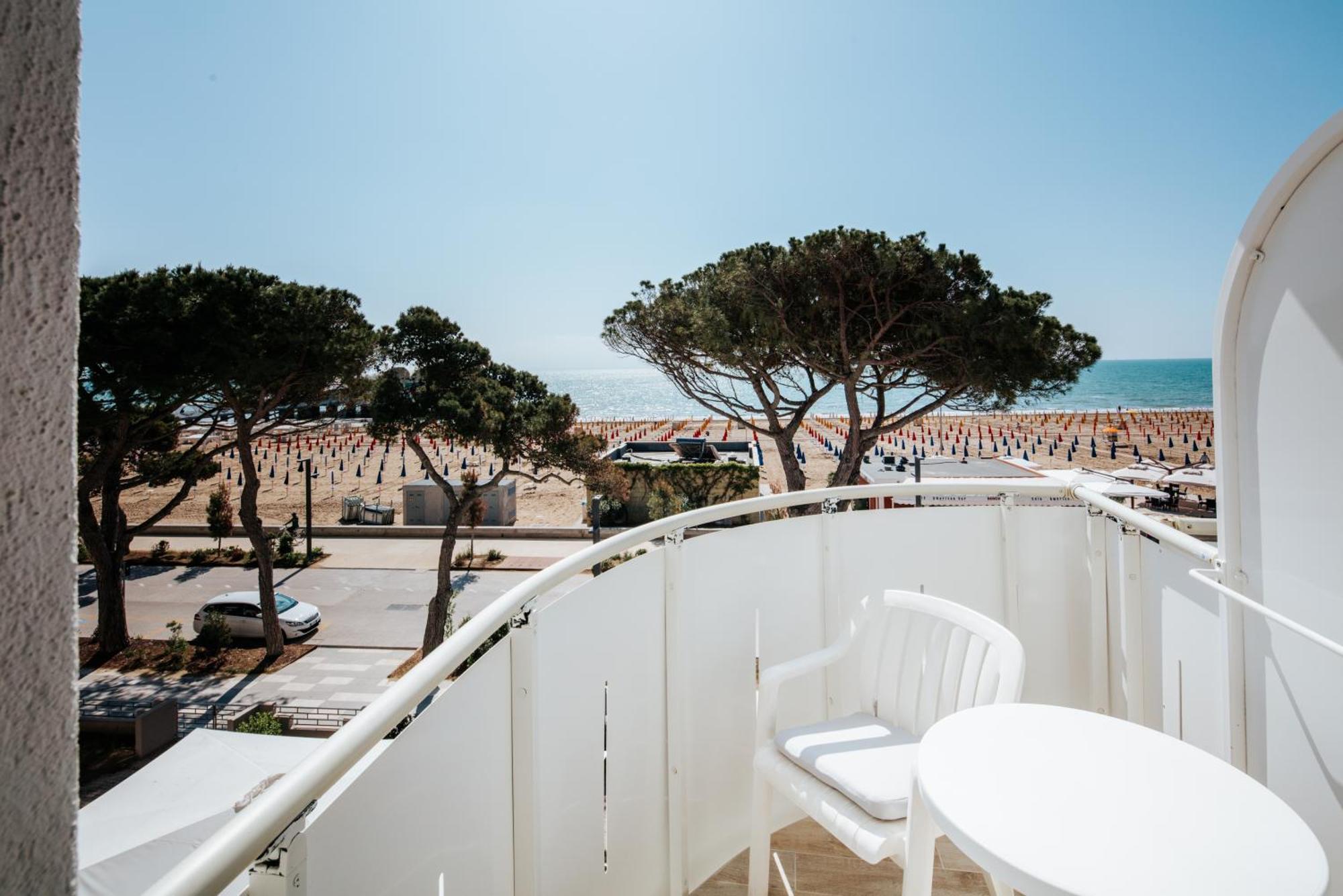 Hotel Luna Centrale Lignano Sabbiadoro Exterior photo