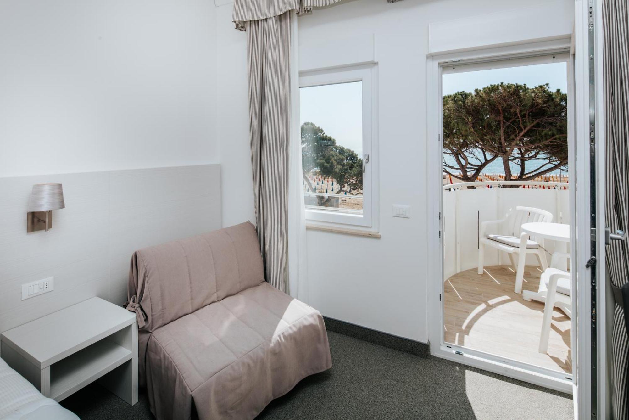 Hotel Luna Centrale Lignano Sabbiadoro Exterior photo