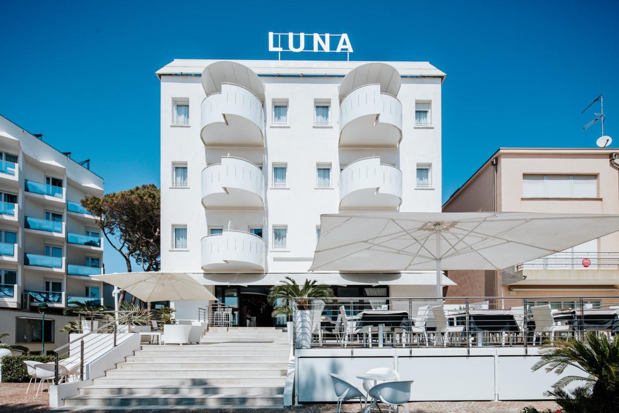 Hotel Luna Centrale Lignano Sabbiadoro Exterior photo