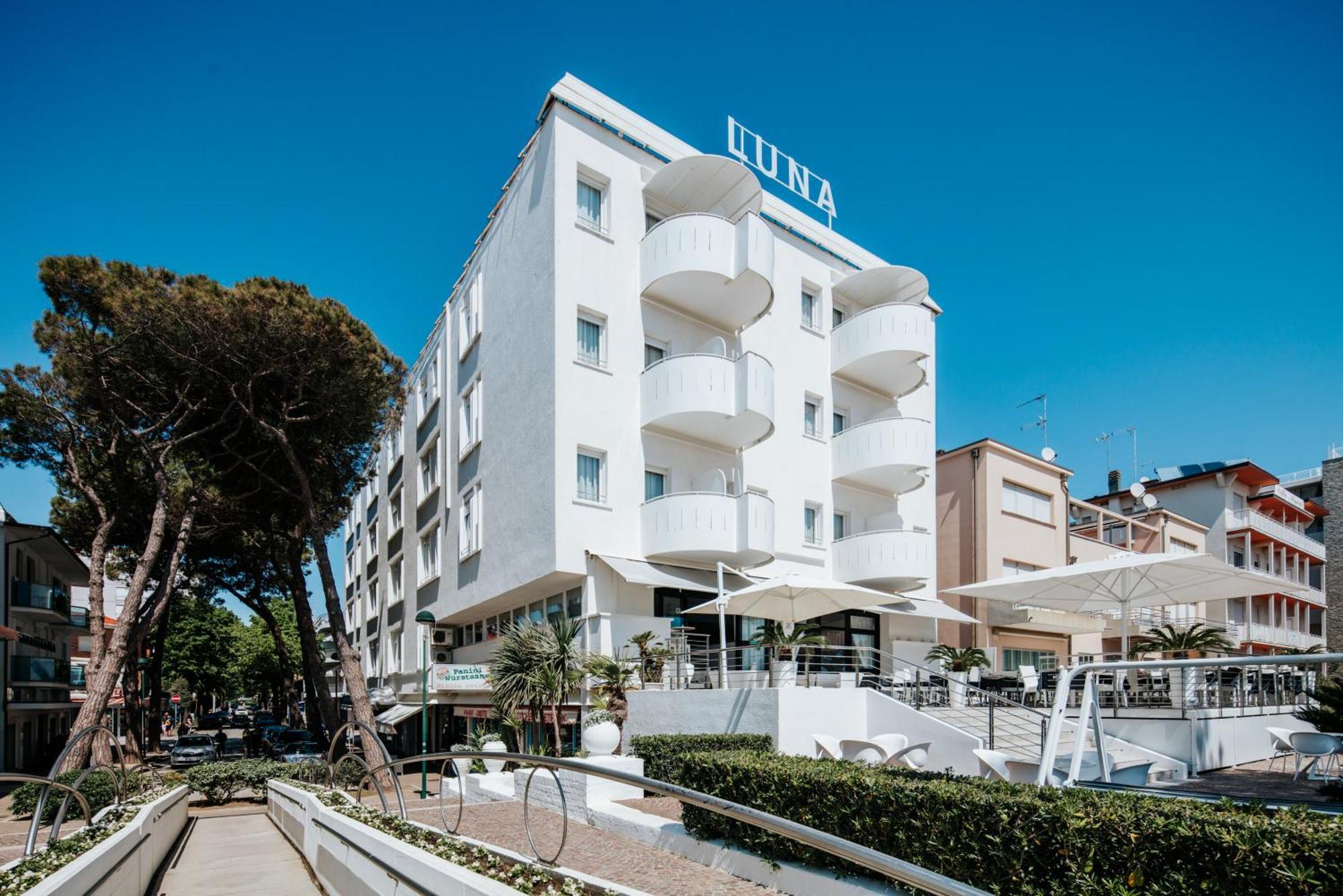 Hotel Luna Centrale Lignano Sabbiadoro Exterior photo