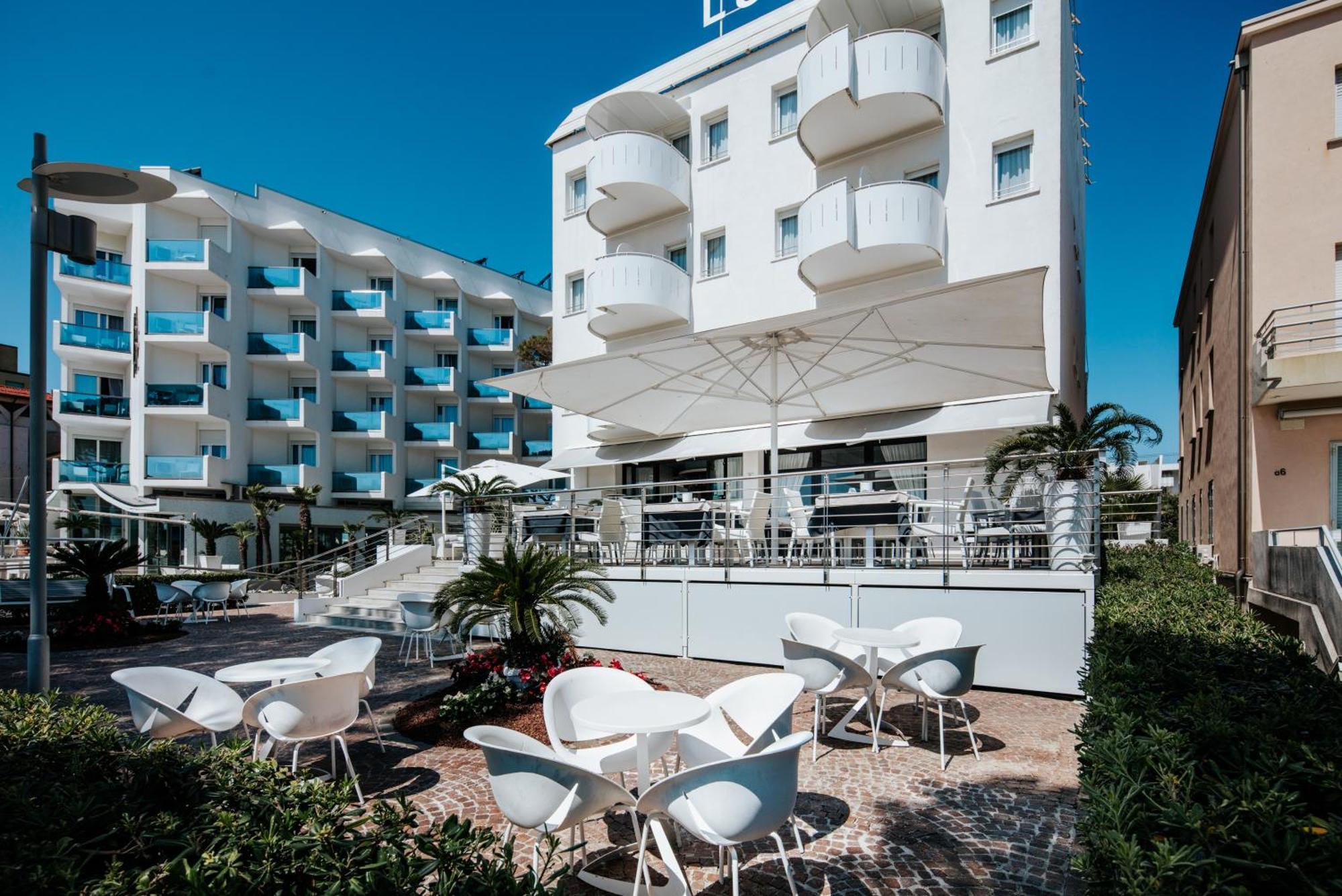 Hotel Luna Centrale Lignano Sabbiadoro Exterior photo
