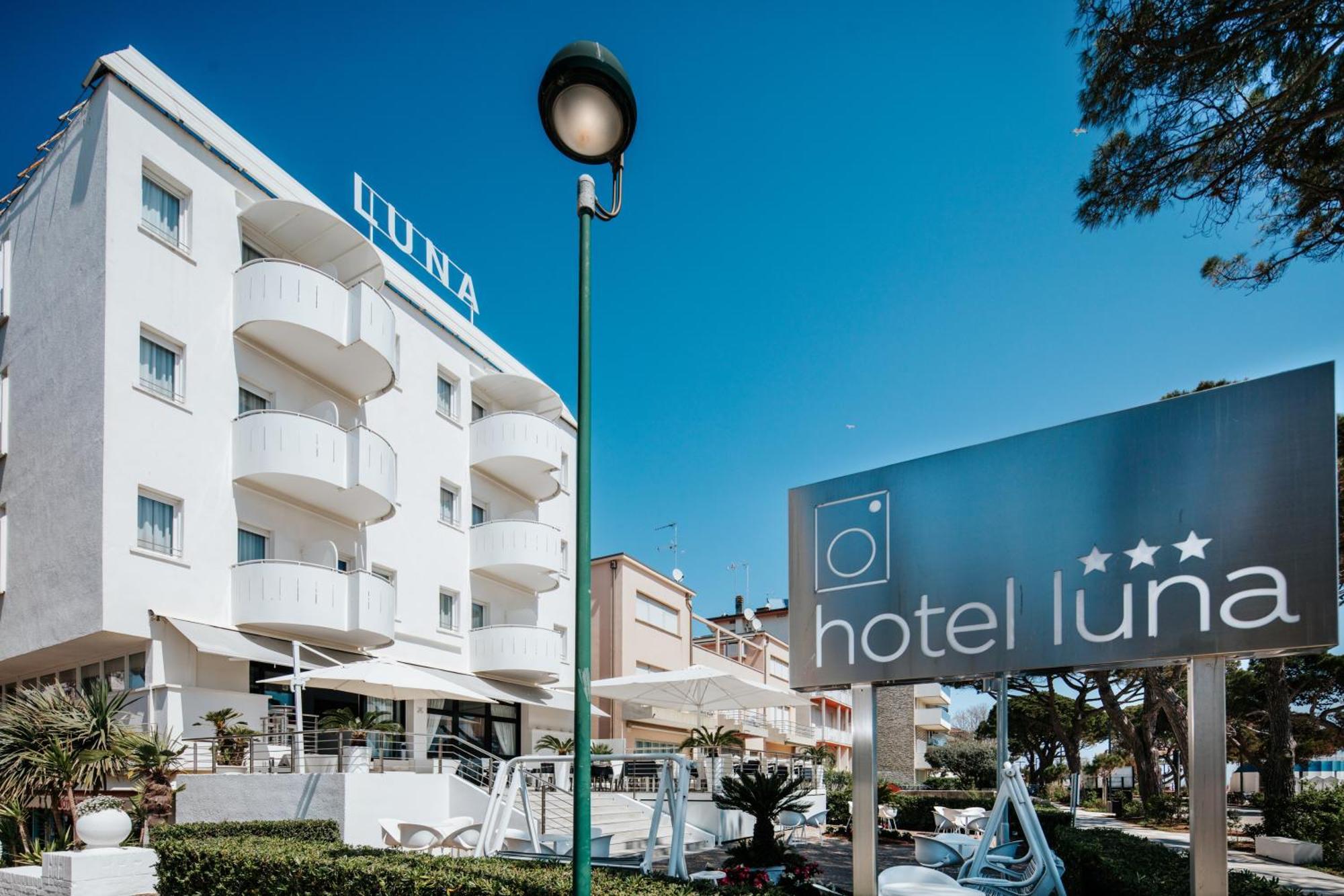 Hotel Luna Centrale Lignano Sabbiadoro Exterior photo