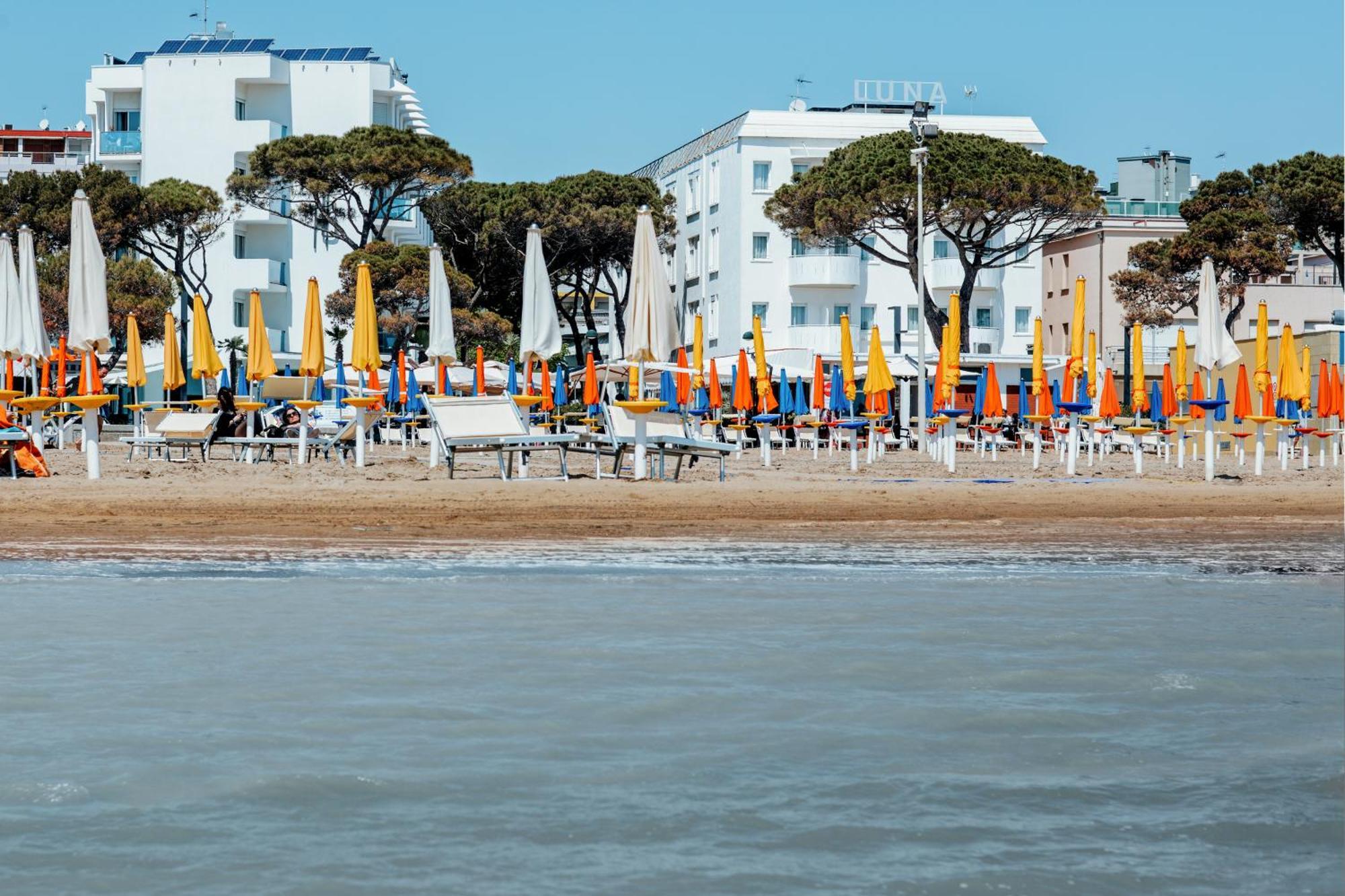 Hotel Luna Centrale Lignano Sabbiadoro Exterior photo